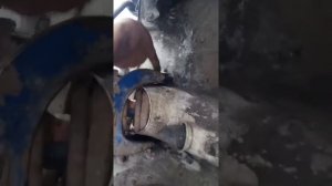 Как выбить болт верхнего рычага на ВАЗ 2107