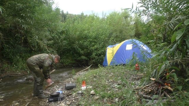 В ЭТОЙ ТАЁЖНОЙ РЕЧКЕ ПОЛНО ЩУКИ ! Эти динозавры рвут блёсна ! Вот это рыбалка! смотреть онлайн