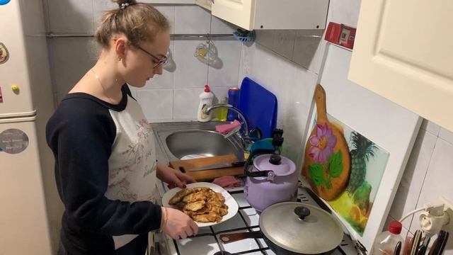 ВЛОГ: ГОТОВИМ БЮДЖЕТНЫЕ СУШИ смотреть онлайн