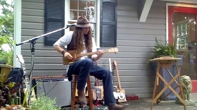 Justin Johnson Plays A Homegrown Strings 4 String Cigar Box Guitar смотреть онлайн
