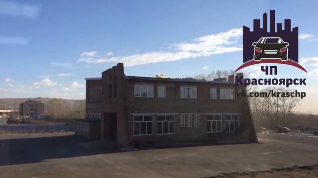 Ветер сорвал крышу здания на Северном шоссе смотреть онлайн