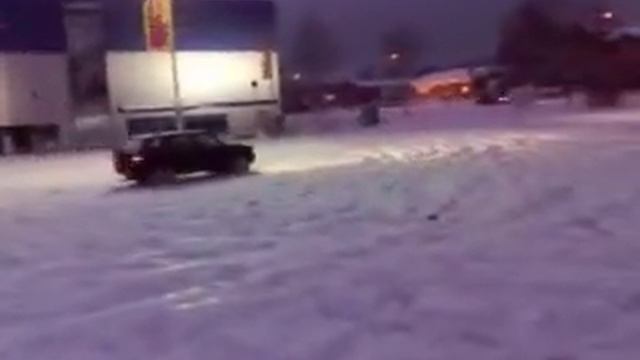 SnowDrift Mercedes E300 vs. Opel Frontera 2.2 смотреть онлайн