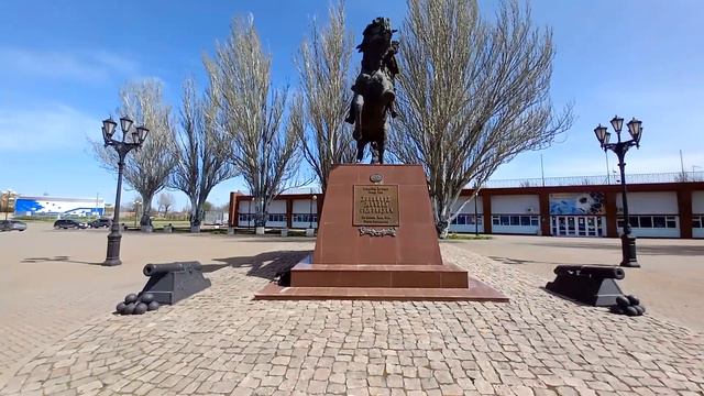 Отдых в Ейске на Азовском море . Памятник Воронцову и городской стадион . смотреть онлайн