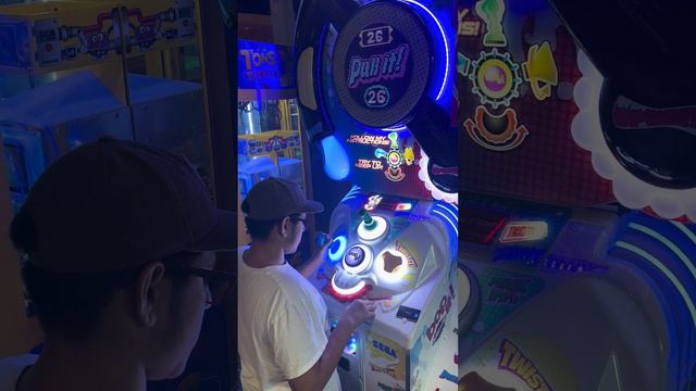 Bop it (Round 1) смотреть онлайн