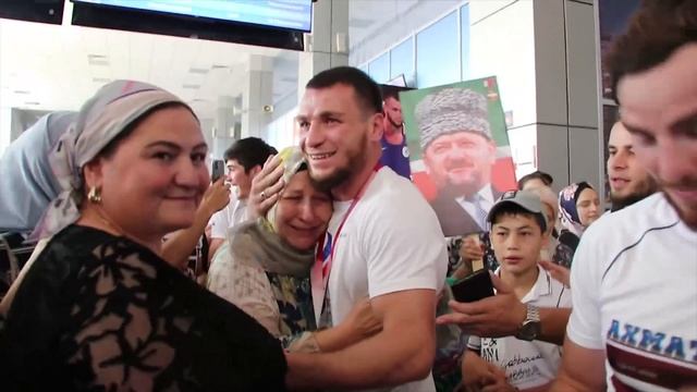 Встреча Имама Хатаева в аэропорту города Грозный после олимпийских игр смотреть онлайн