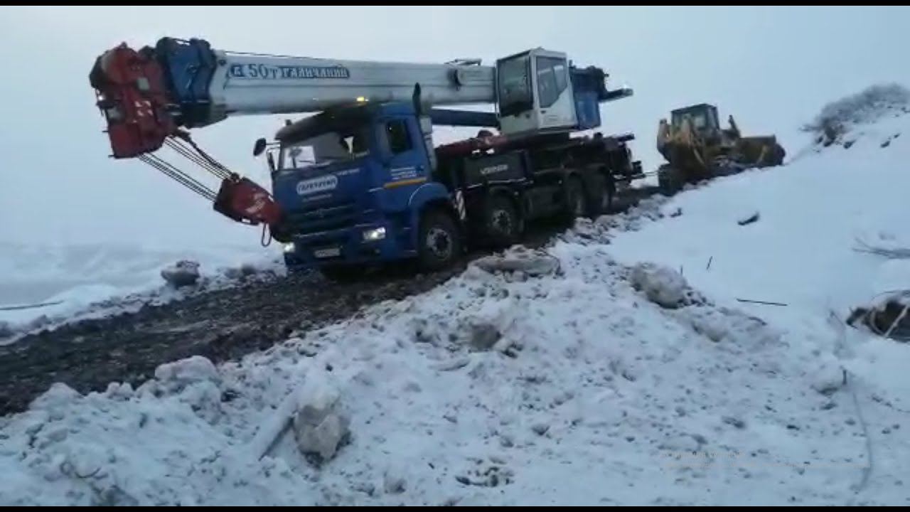 Необычный день. Подготовка оборудования для подземного бурения. Спуск автокрана с бульдозером.