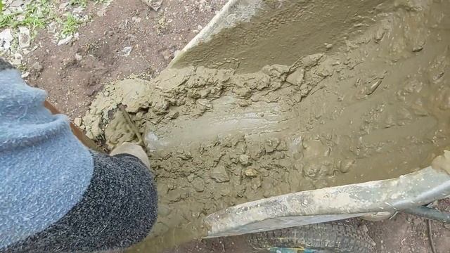 Стройка полным ходом.Заливаем столбы бетоном,получаю травму на производстве. смотреть онлайн