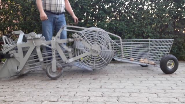 Грохотная картофелекопалка превратилась в мини комбайн ! Часть 2 смотреть онлайн