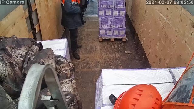 #4 пьяный грузчик снес борт и опракинул паллет,повреждение груза в итоге вместо 2 тонн загрузили 3 смотреть онлайн