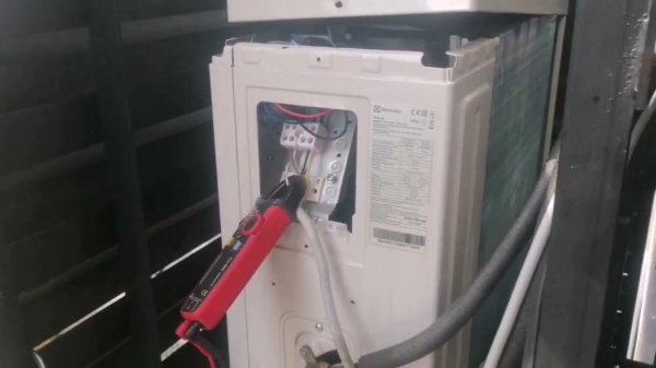 Кондиционер гудит и выключается