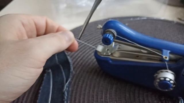 Мини швейная машинка ручная как пользоваться смотреть онлайн