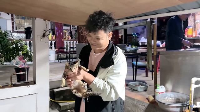 天气变凉强子来买鸽子，回家给小陈煲鸽子排骨汤，必须让她整个冬天都暖暖的【九龙强子】