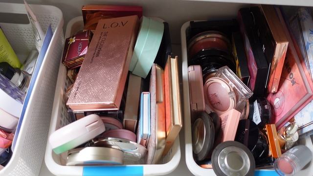 Копаюсь в ящиках с косметикой и собираю косметичку на ближайшее время.