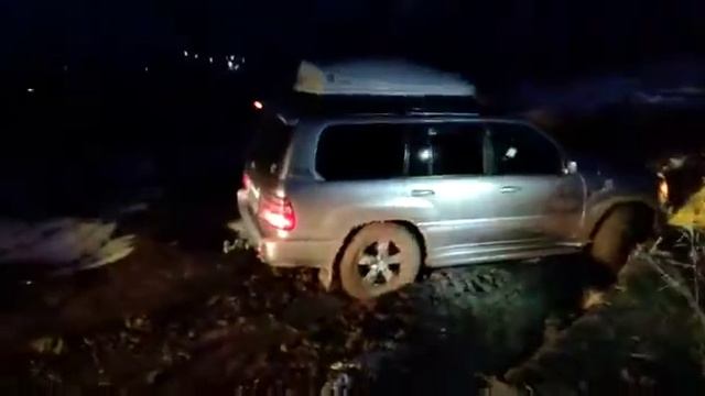 TLC 100 VX в грязи на R20... смотреть онлайн