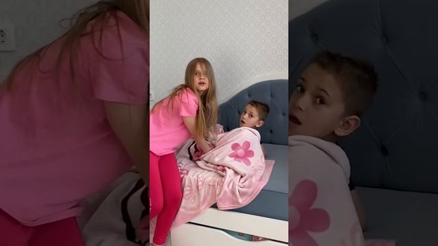 Фокус ? Как хитрая девочка сделала брата из подушек ?! Смешно до слез ? смотреть онлайн