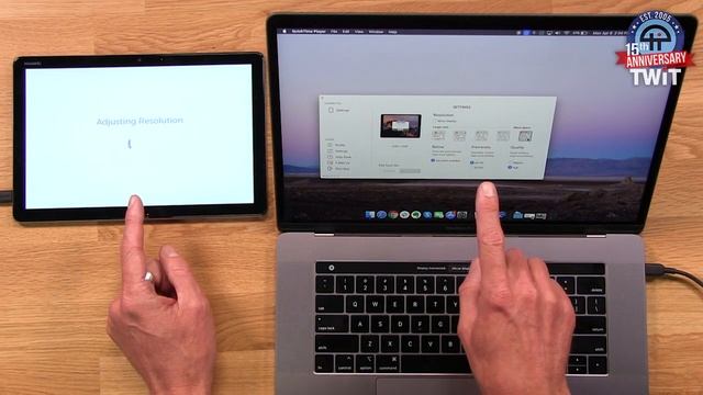 Turn a Tablet Into a Second Display With Duet смотреть онлайн
