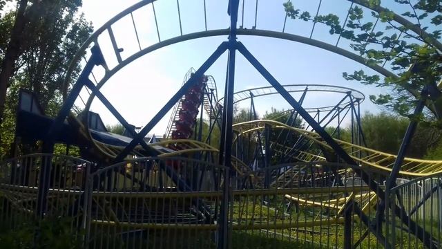 Захватывающий аттракцион "Американские горки" в парке "Тополя" в Оренбурге. смотреть онлайн