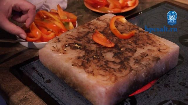 Гималайская розовая соль - Жарим овощи на соляной плитке смотреть онлайн