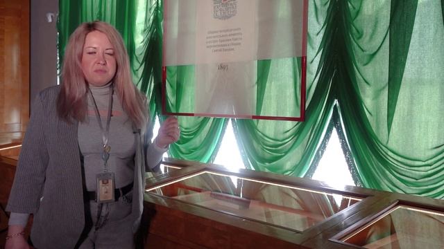 Завершается монтаж выставки «Павловск в открытках Общины Святой Евгении Красного Креста» смотреть онлайн