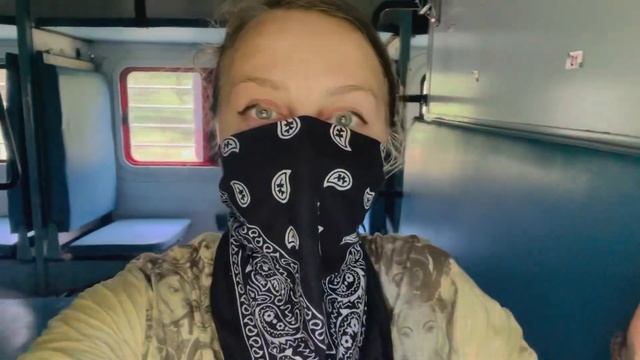 Трип из Гоа в Мумбаи на поезде. Движ на вокзале смотреть онлайн