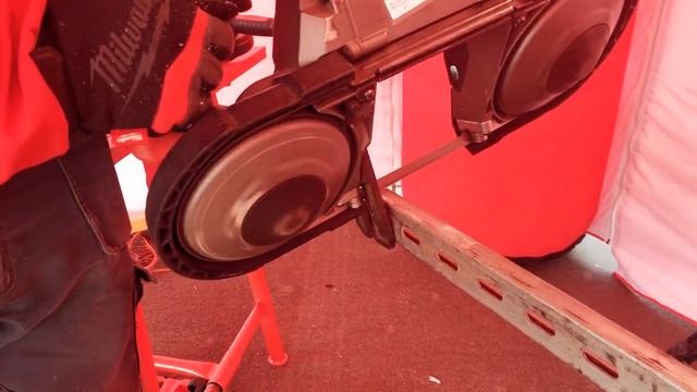 АККУМУЛЯТОРНАЯ ЛЕНТОЧНАЯ ПИЛА MILWAUKEE M18 FUEL CBS125-0 смотреть онлайн