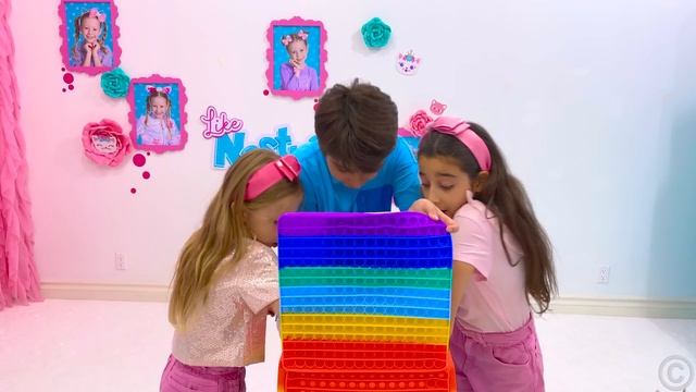 Nastya and friends learn to share with each other смотреть онлайн