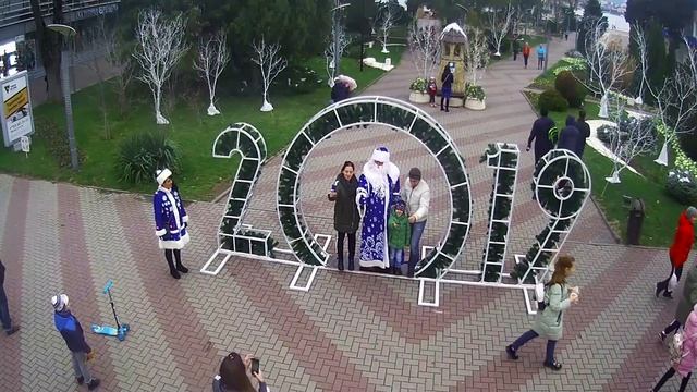 16 декабря 2018 в Геленджике дед мороз раздает всем подарки. смотреть онлайн