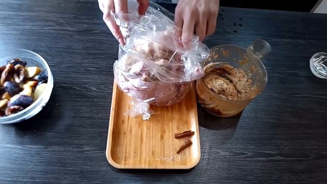 КУРИЦА В ДУХОВКЕ С ЯБЛОКАМИ И СЛИВАМИ! МАРИНАД ОТ ШЕФПОВАРА! смотреть онлайн