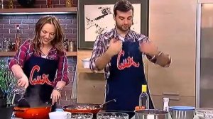 Смак с Альбиной Джанабаевой: паэлья с курицей и морепродуктами, салат с куриной печенью