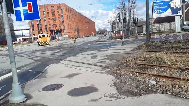 Первый раз увидел! Маневровый заводской тепловоз, ТГК-2-1 везет турбину смотреть онлайн