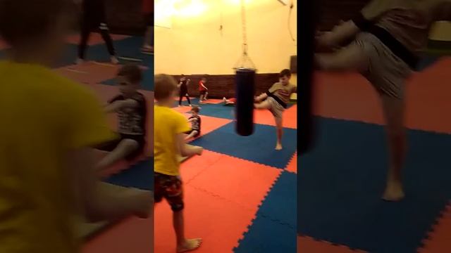 02 Круговая тренировка младшей группы кикбоксинга. Раунд 2