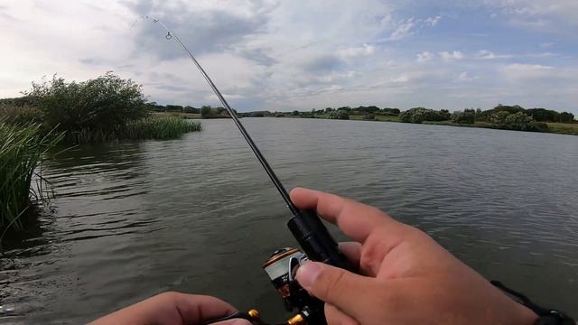 Уговорил карася на силикон. Мормышинг на пруду. смотреть онлайн