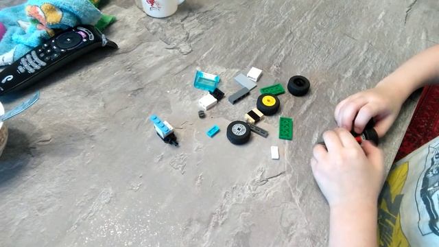 Эмиль собирает автомобиль лего смотреть онлайн