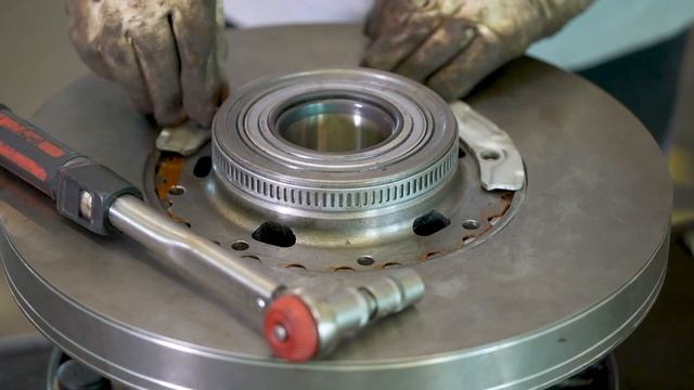 Efficient truck wheel bearing repair by replacing the complete wheel hub unit - FAG Complete Hub смотреть онлайн