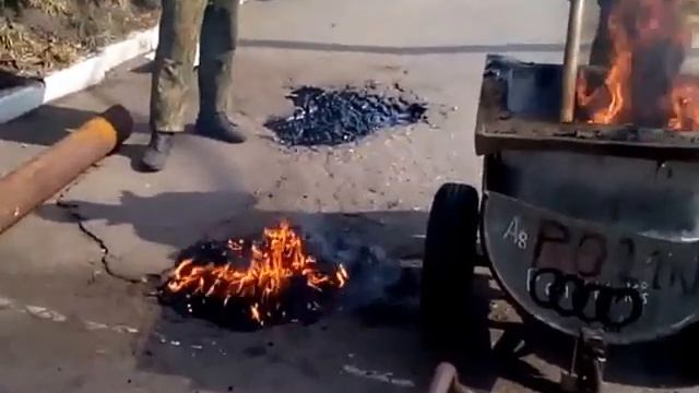 Эту страну не победить... Мужественные парни ремонтируют асфальт...