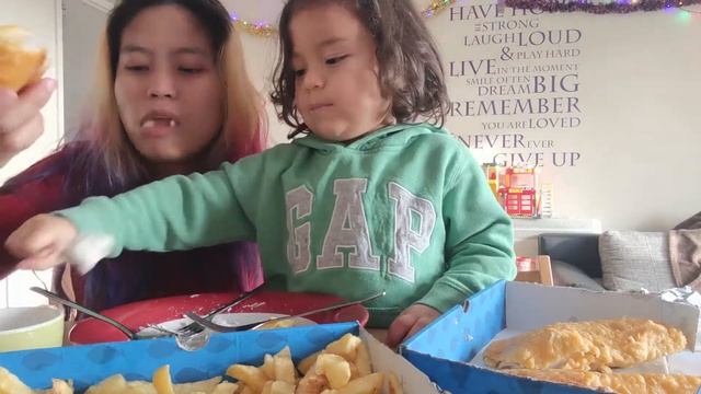 Fish and Chips Mukbang UK Vlog 2020 смотреть онлайн