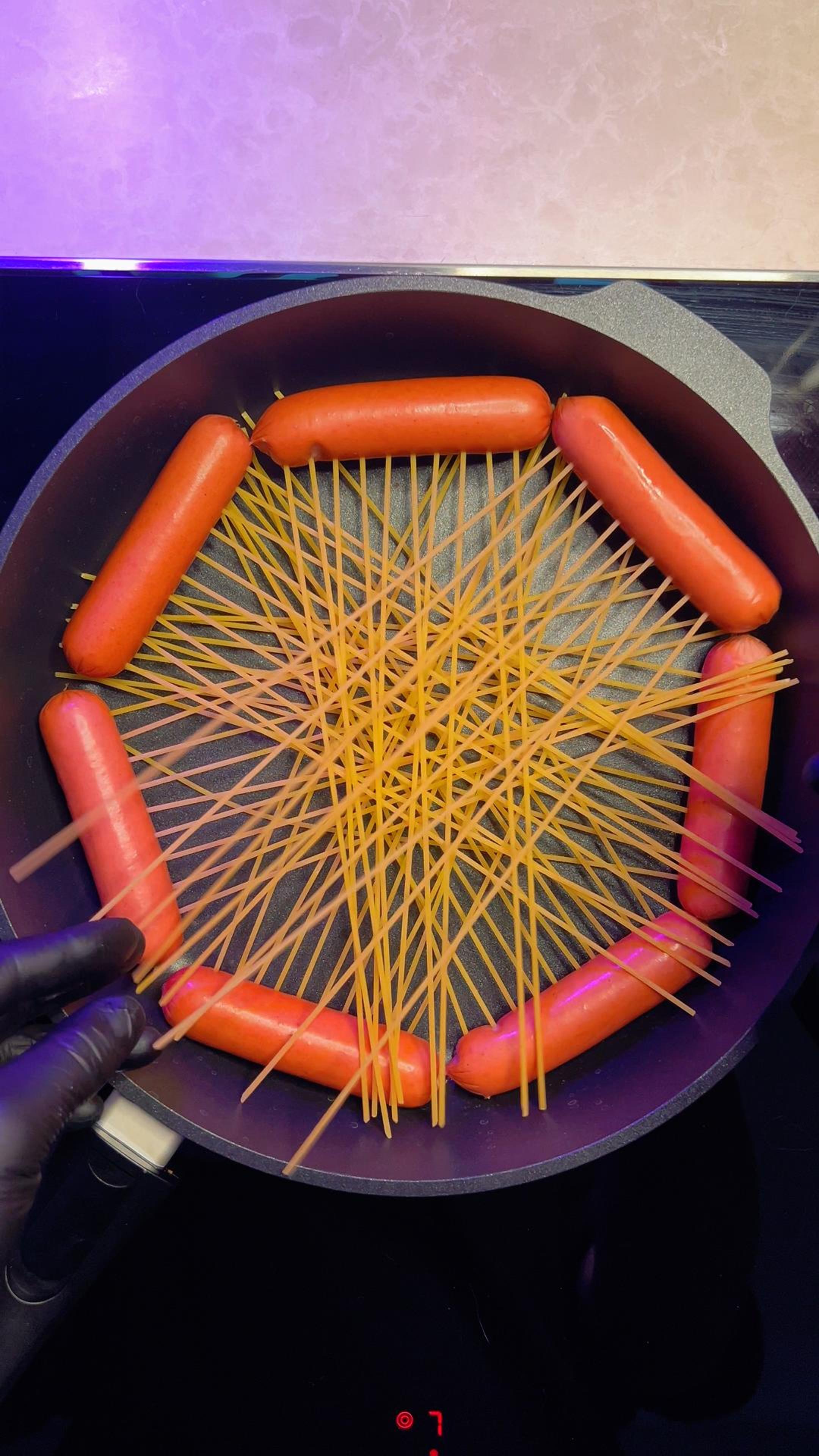 Рулеты с сосисками, спагетти и беконом #shorts смотреть онлайн