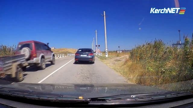 В Керчи водители игнорируют светофор на железнодорожном переезде смотреть онлайн