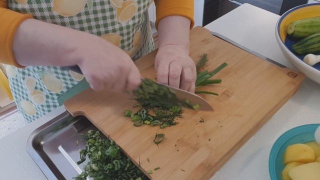 Окрошечка!Как быстро почистить яйца! смотреть онлайн