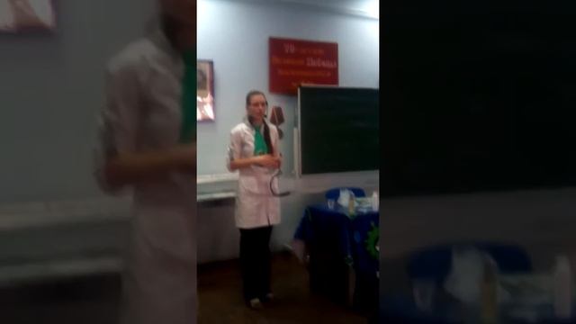 Крутим стакан с водой. Почему вода не выливается? смотреть онлайн