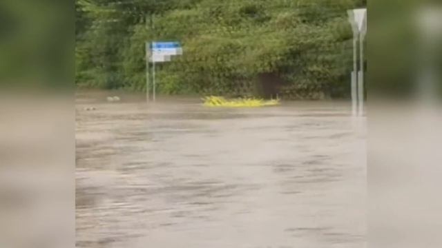 Australia underwater! 😱 Water blows houses into the ocean! Lithgow obliterated by flood! смотреть онлайн