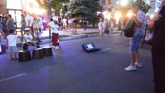 Gangnam Style (Instrumental) на скрипке и вёдрах - кавер уличных музыкантов @Tims_Baks - Анапа смотреть онлайн
