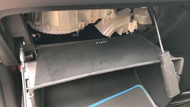 Замена салонного фильтра Honda Stepwgn Spada RP3 2015-2020г смотреть онлайн