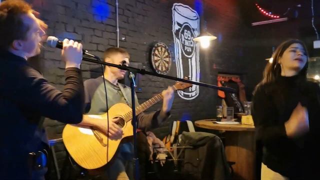 Необычный талант: он придумывает песни-сюжеты и сразу кладет их на музыку! смотреть онлайн