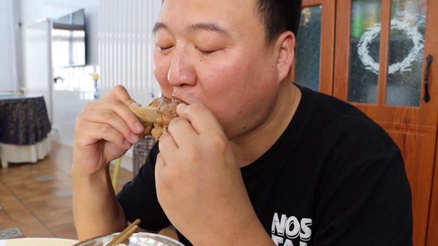 20斤牛肉，阿强做“酱牛排”，软烂脱骨，整根抱着啃过瘾｜Mukbang｜吃肉表演【cram阿强】