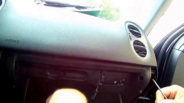 Снятие бардачка и установка вентилятора печки в vw Tiguan смотреть онлайн