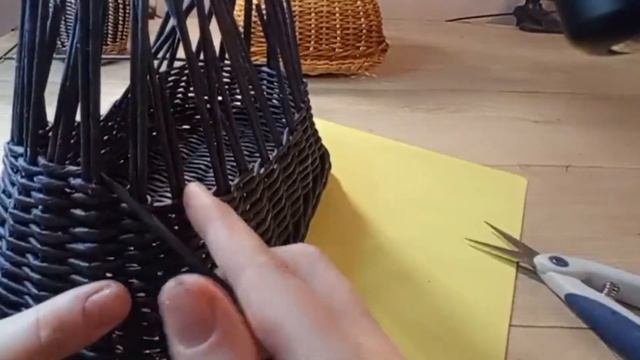 МК. Овальная корзина из газетных трубочек. Плетение из газет. смотреть онлайн