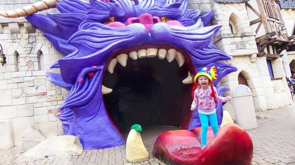 Настя в парке Астерикса, весёлые аттракционы и развлечения для детей