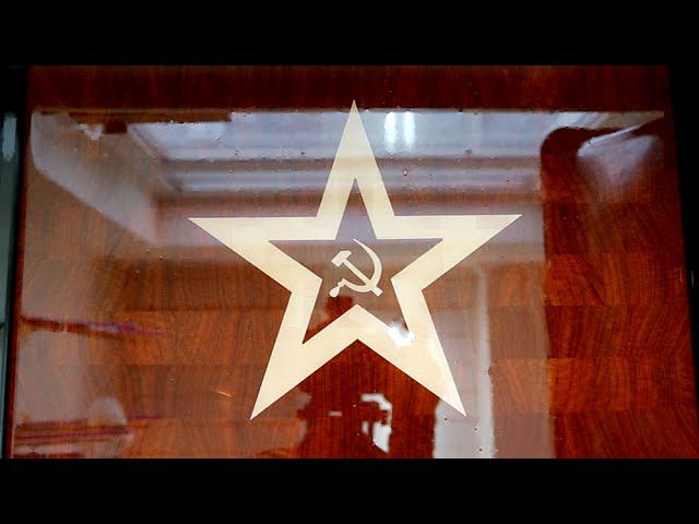 Доска с изображением серпа и молота
Making a "Hammer and Sickle" end grain cutting board смотреть онлайн