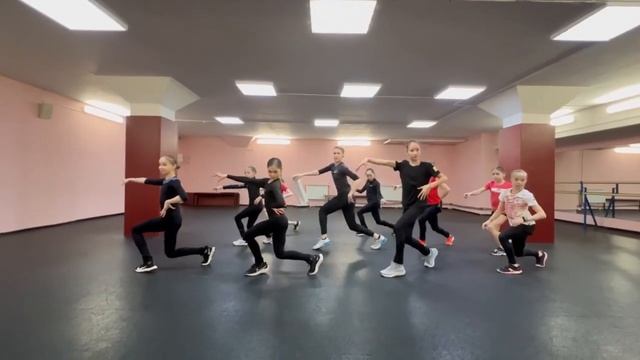 Daria Sadkova, Adelia Petrosyan, Sofia Akatyeva, Maya Khromykh Че то денсят смотреть онлайн